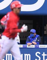 ３回広島２死、広島・菊池涼介に勝ち越しソロにがっくりのＤｅＮＡ・三浦大輔監督＝横浜（撮影・金田祐二）