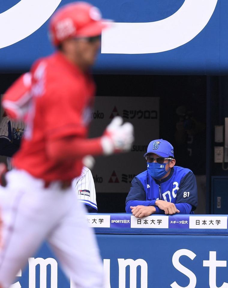 ３回広島２死、広島・菊池涼介に勝ち越しソロにがっくりのＤｅＮＡ・三浦大輔監督＝横浜（撮影・金田祐二）