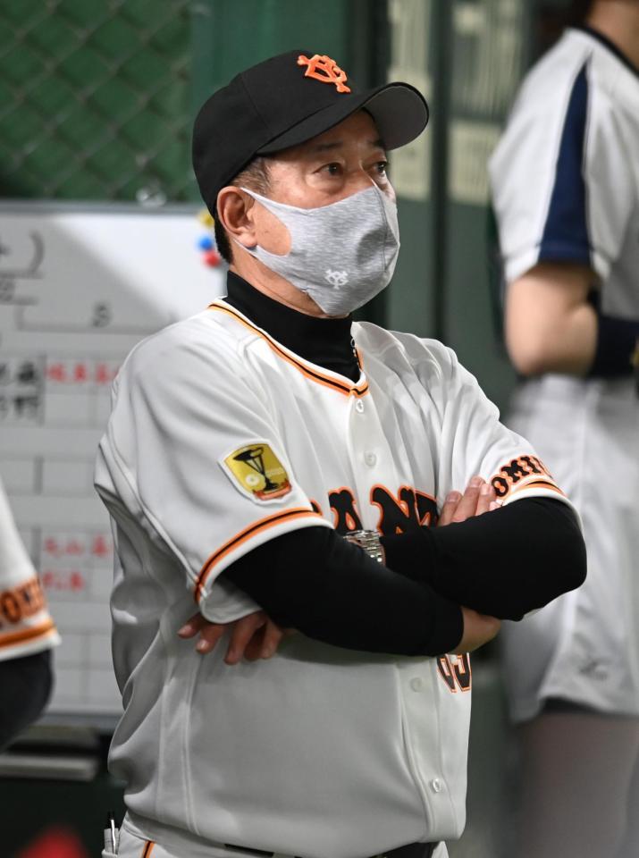 ８回、ベンチで腕組みする巨人・原監督
