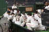 試合前、円陣を組む巨人ナイン。右端にウィーラー＝東京ドーム（撮影・伊藤笙子）