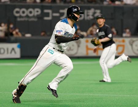 ８回、ロッテ・小野（右）から同点打を放ち、一塁に向かう日本ハム・西川＝札幌ドーム