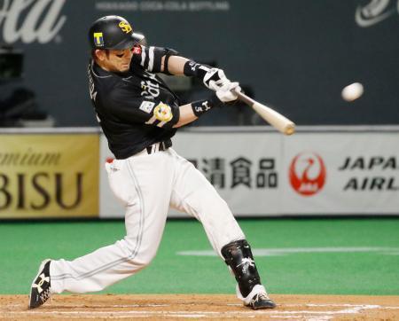 　７回ソフトバンク１死一、二塁、松田が左越えに勝ち越し二塁打を放つ＝札幌ドーム
