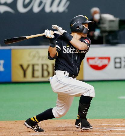 　８回ソフトバンク１死二、三塁、中村晃が右前に勝ち越し２点打を放つ＝札幌ドーム