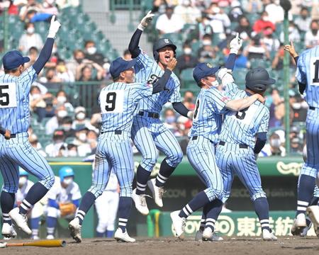 　サヨナラで優勝を決め歓喜の東海大相模ナイン＝１日