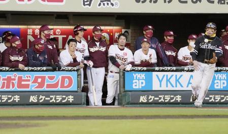 　２戦連続でソフトバンクと引き分け、さえない表情の楽天ナイン