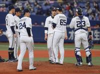 　９回のピンチに、マウンドの漆原（右から２人目）のもとに集まるオリックスナイン