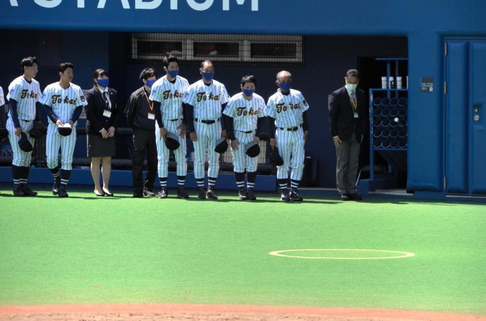 開幕戦に勝利し、ベンチ前に整列する井尻監督（右から２人目）ら東海大ナイン。左から２人目は主将の門馬