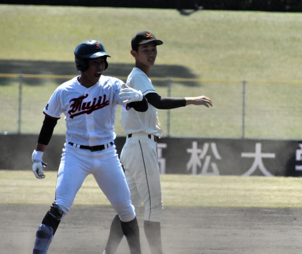 ６回決勝の２点適時三塁打を放った藤井・岸田（左）