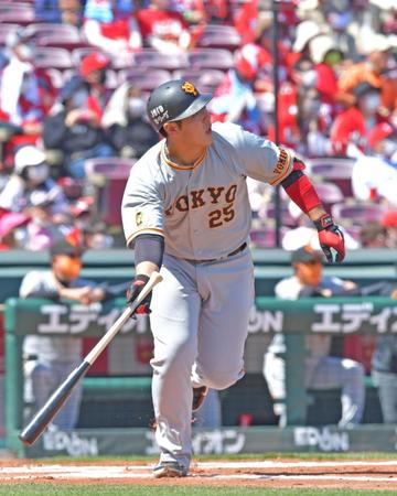 １回表巨人２死一塁、先制２ランを放つ巨人・岡本和真＝マツダスタジアム（撮影・立川洋一郎）