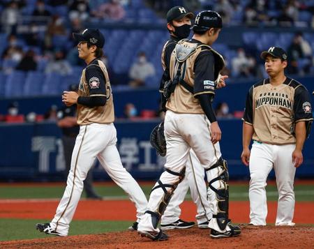 　９回、宗に同点の２点三塁打を許し、降板する玉井（左）