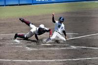 延長１３回、犠飛でクロスプレーの末に生還する三走・西岡