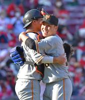 　完封勝利を挙げ大城（左）と喜ぶ今村（撮影・立川洋一郎）