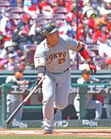 １回表巨人２死一塁、先制２ランを放つ巨人・岡本和真＝マツダスタジアム（撮影・立川洋一郎）
