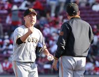 　完封で２勝目を挙げ、原監督に迎えられる今村