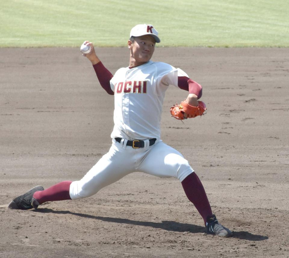 ７回途中から登板した高知・森木