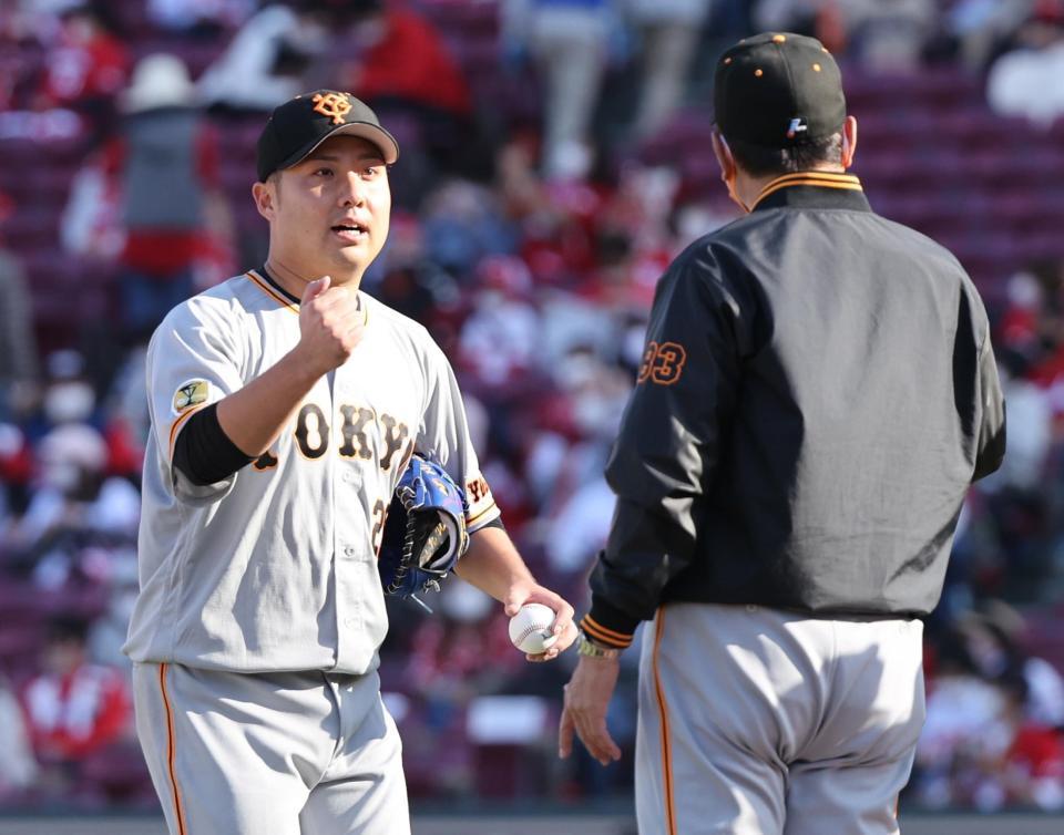 　完封で２勝目を挙げ、原監督に迎えられる今村