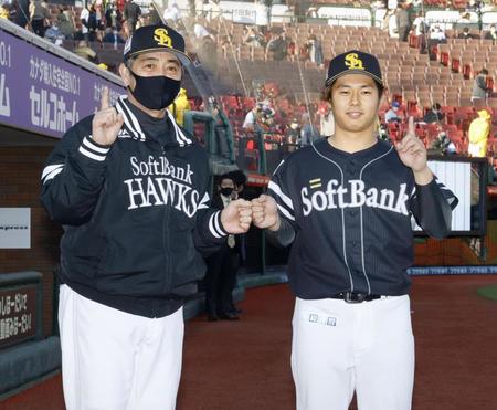 　プロ初勝利を挙げ、ソフトバンク・工藤監督（左）とポーズをとる田浦（共同）