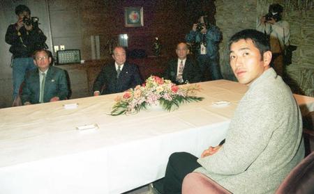 　清原和博（手前）とＦＡ交渉する阪神・吉田義男監督（左端）ら球団関係者（１９９６年１１月）