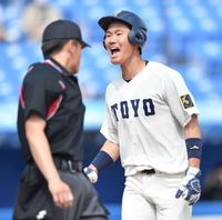 　２回、宮本の二塁打で本塁に戻ってきた一塁走者・小口（撮影・伊藤笙子）