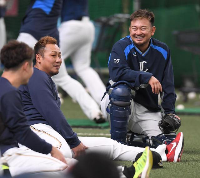 【写真】日本ハム中田が後輩の森、先輩の中村と談笑　腫れぼったい目で笑う