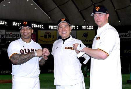 　原監督（中央）に活躍を誓うテームズ（左）とスモーク（右）＝撮影・佐藤厚