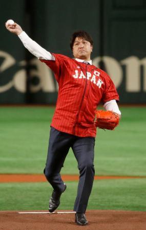 　日本代表のユニホームで始球式を務める高橋由伸氏＝東京ドーム