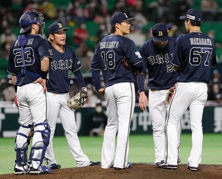 ６回途中、降板を告げられたオリックス・山本（中央）＝ペイペイドーム