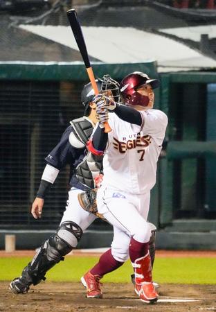 ９回楽天１死一、三塁、鈴木大が同点の右犠飛を放つ＝楽天生命パーク