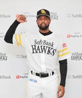 入団記者会見でポーズをとるソフトバンクのロドリゲス＝14日、ペイペイドーム（球団提供）