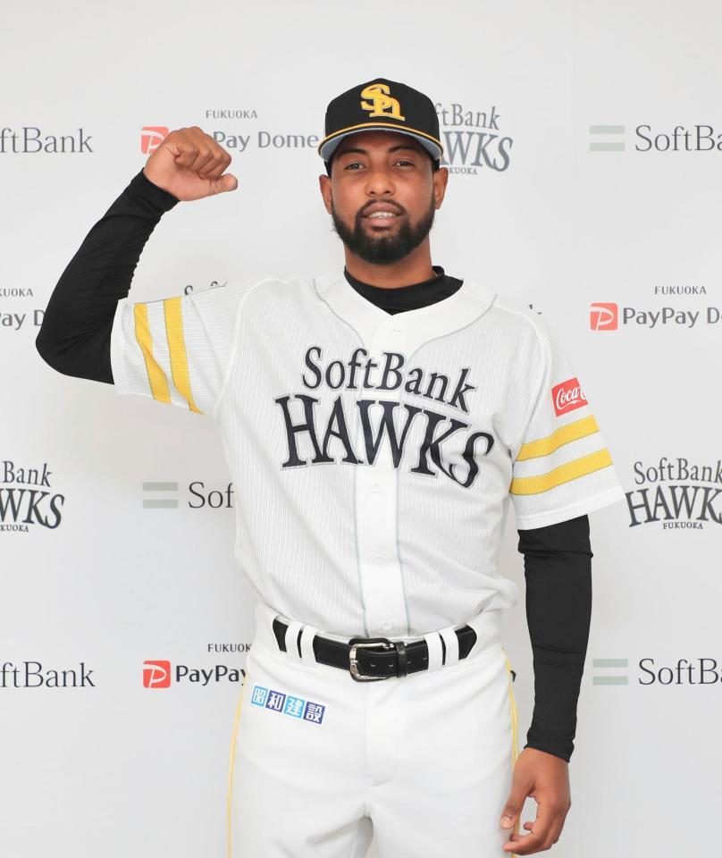 入団記者会見でポーズをとるソフトバンクのロドリゲス＝14日、ペイペイドーム（球団提供）