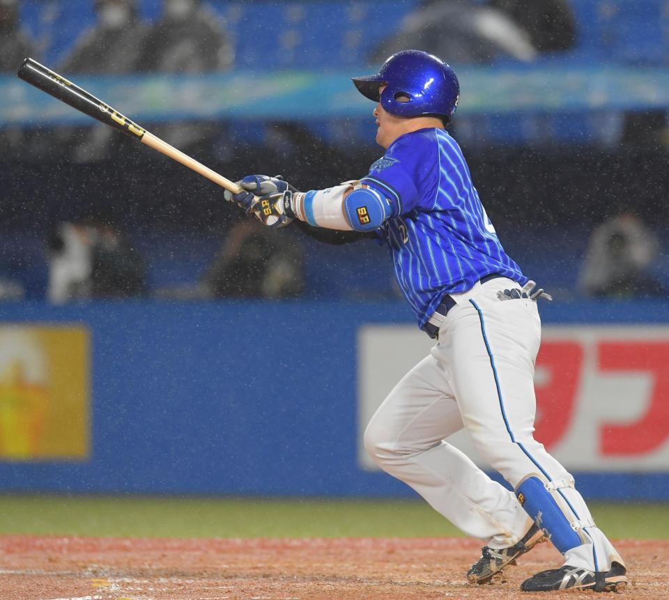 　３回、先制の２点適時二塁打を放つ牧（撮影・高石航平）