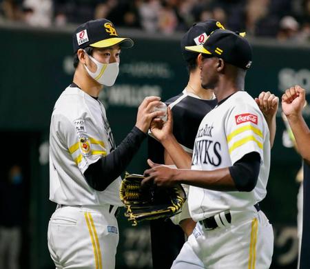 　今季初勝利を挙げ、モイネロ（右）からウイニングボールを受け取るソフトバンク・武田＝ペイペイドーム