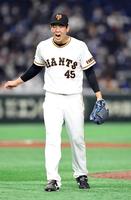 ８回、福田を遊ゴロに打ち取り、ほえる畠（撮影・佐藤厚）