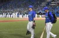 　試合に敗れ、肩を落とし引き揚げるオースティン（左）とソト（撮影・高石航平）