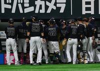 　８回の攻撃前、円陣を組むオリックスナイン