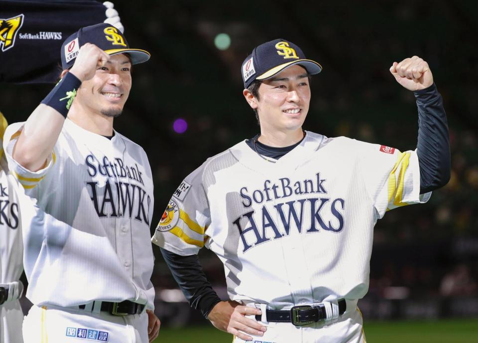 　オリックスに勝利しポーズをとるソフトバンクの和田（右）。左は松田＝ペイペイドーム