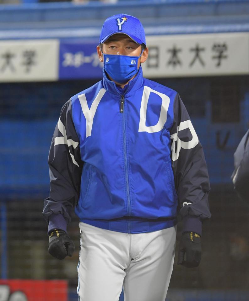 　８回、選手交代を告げベンチに戻るＤｅＮＡ・三浦大輔監督（撮影・高石航平）