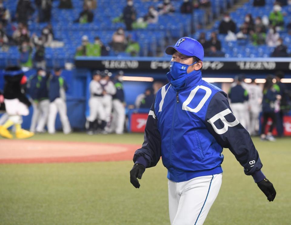 　試合に敗れ、引き揚げるＤｅＮＡ・三浦大輔監督（撮影・高石航平）