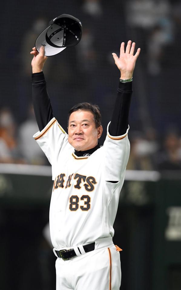 監督通算１１００勝を達成し、歓声に応える巨人・原辰徳監督＝東京ドーム（撮影・佐藤厚）