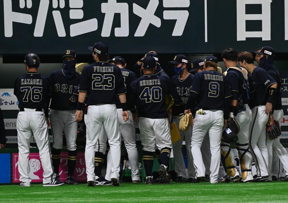 　８回の攻撃前、円陣を組むオリックスナイン