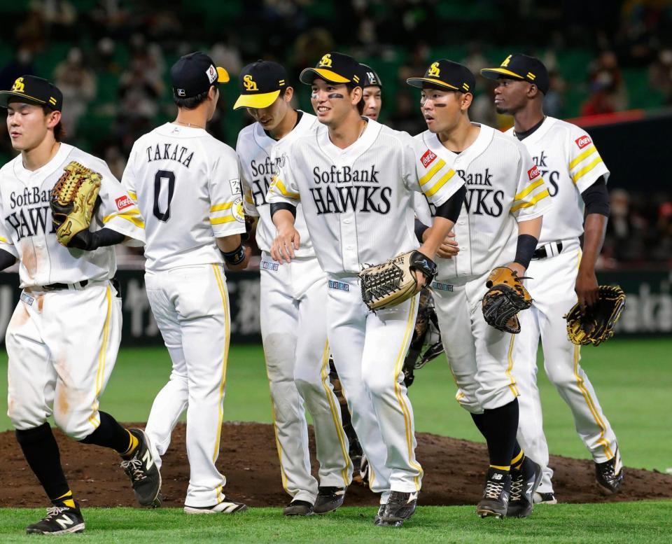 　オリックスに勝利し喜ぶ栗原（中央）らソフトバンクナイン＝ペイペイドーム