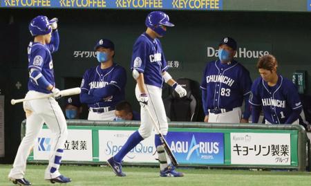 　巨人に３連敗を喫し、グラウンドを見つめる中日・与田監督（左から２人目）。左端は最終打者となった根尾（共同）