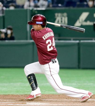 　７回表無死二塁、右翼線へ適時二塁打を放つ楽天・黒川＝東京ドーム