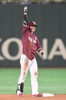 ６回、勝ち越し適時二塁打を放ちガッツポーズの楽天・黒川＝東京ドーム（撮影・金田祐二）