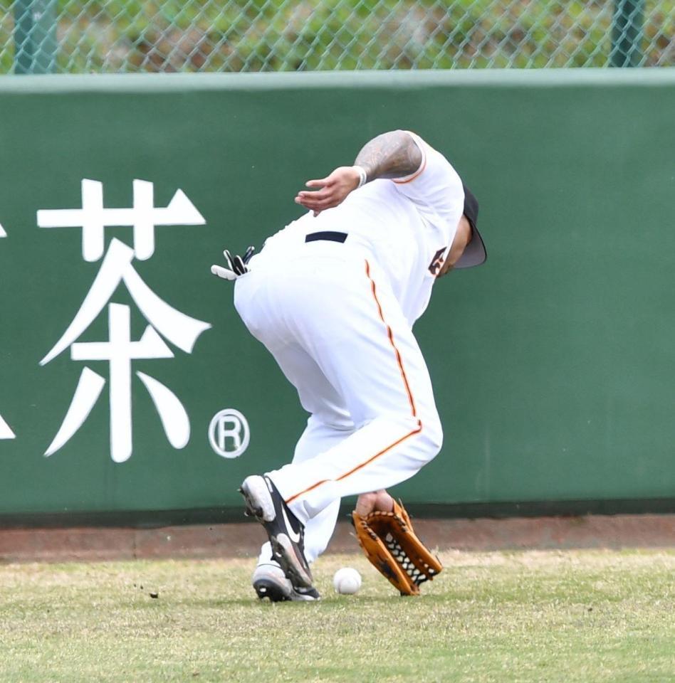 　４回、内田靖人の打球を後逸し、２点二塁打としたテームズ（撮影・西岡正）