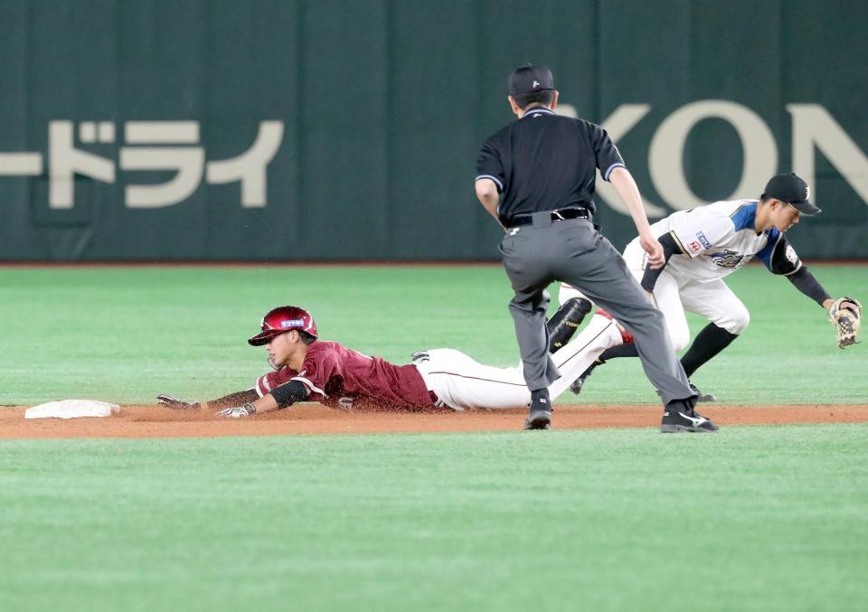 　７回、右翼線へ適時二塁打を放ち、ヘッドスライディングする楽天・黒川（左）＝東京ドーム