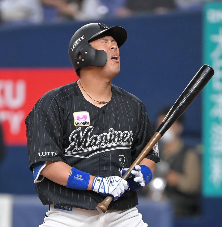 　２回、三振に倒れ悔しがるロッテ・角中勝也＝京セラドーム（撮影・高部洋祐）