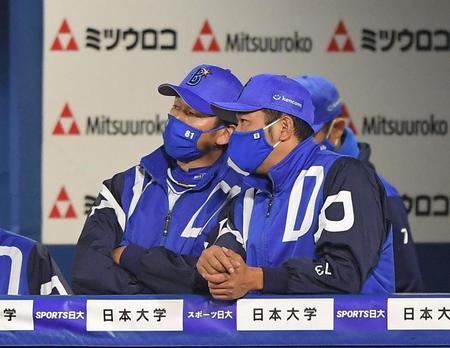 　７回の攻撃前、木塚投手コーチ（右）と話し合うＤｅＮＡ・三浦監督