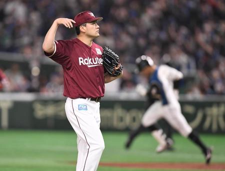　２回、石井にソロを浴び渋い表情の田中将（撮影・金田祐二）