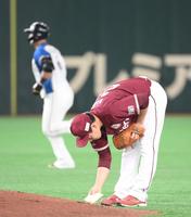 　６回、中田（後方）にソロを浴びた牧田（撮影・堀内翔）